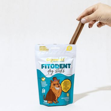 Segurando-o-Fitodent-Dog-Sticks-Organnact-160-g