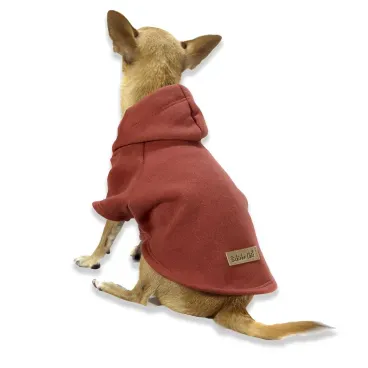 Pet-de-porte-pequeno-e-de-costas-usando-o-Blusao-de-Moletom-Bichinho-Chic-Terracota