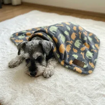 Pet-enrolado-com-o-Cobertor-Ultra-Soft-Fabrica-Pet-Elefantes