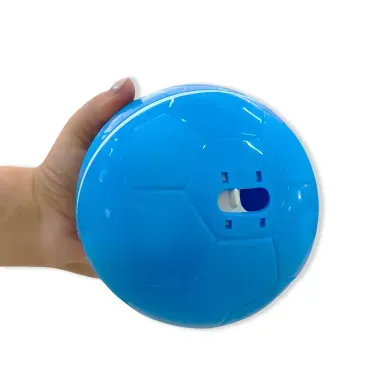 Mao-segurando-o-Brinquedo-Comedouro-Amicus-Crazy-Ball-Azul