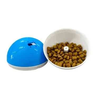 Brinquedo-Comedouro-Amicus-Crazy-Ball-Azul-e-Branca-aberto-e-com-racao-dentro